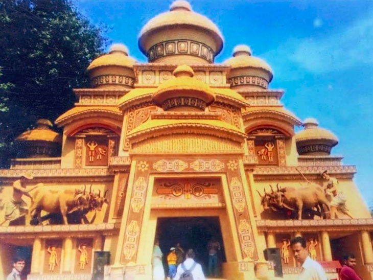आशानगर में पूजा पंडाल को कम्बोडिया के मंदिर का आकार दिया जा रहा है।