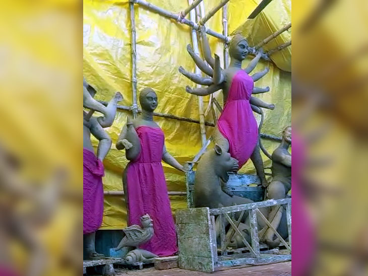 मां की प्रतिमा को अब कलाकार अंतिम रूप देने में जुट गए हैं।