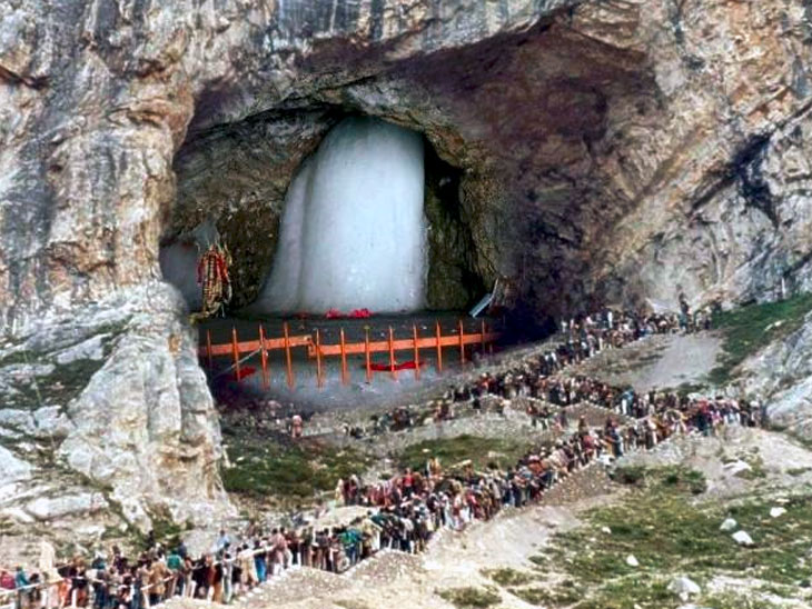 100 सीढ़ियां चढ़कर गुफा के अंदर जाने पर बाबा बर्फानी के दर्शन भी भक्तों को होंगे।