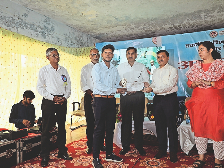 दीक्षांत समारोह के दौरान छात्रों को प्रमाण पत्र वितरित किए गए। - Dainik Bhaskar