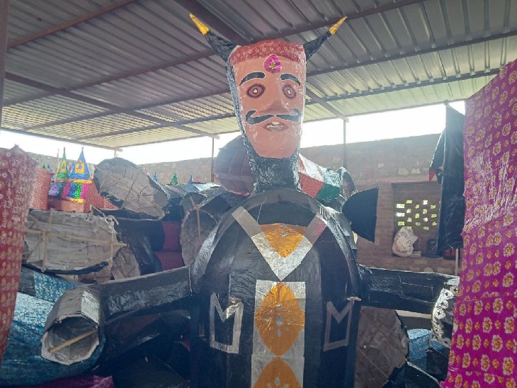 पाली के सुमेरपुर रोड पर बन एक प्लॉट में कारीगरों द्वारा लंका नगरी के लिए बनाया गया राक्षस।
