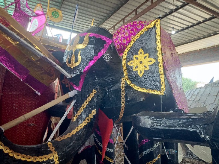पाली के सुमेरपुर रोड पर बन एक प्लॉट में कारीगरों द्वारा लंका नगरी के लिए बनाया गया हाथी।