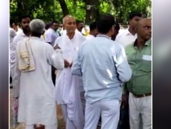 बैठक में शामिल होने पहुंचे नेता।