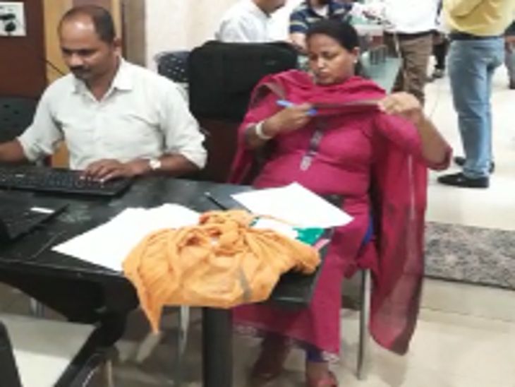 The entire team of Lokayukta reached the hotel and started action on the spot.