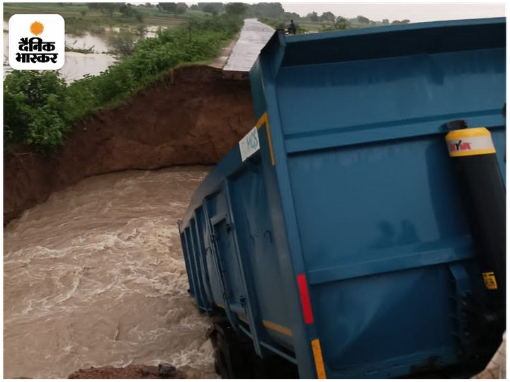 The havoc of rain was seen in Jalaun. Where the CC road of the rural area has also been cut due to the strong flow of water.