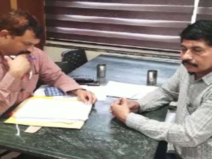 After being arrested, the officer kept pleading in front of the Lokayukta team.