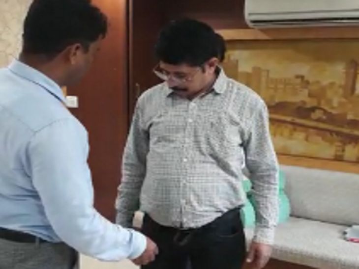 जिस जेब में रिश्वत के रुपए रखे, टीम ने उसे उतरवा लिया।