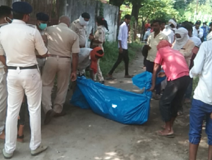 शव ले जाती पुलिस।