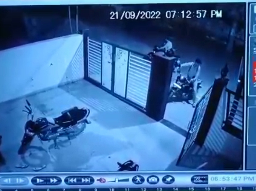 Thieves did not succeed in theft, thieves caught in CCTV cameras | बाइक ...