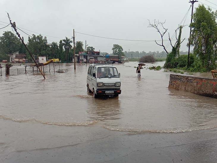 नानाखेड़ी से गोपालपुरा तक जाने वलय सड़क पर पानी भर गया।