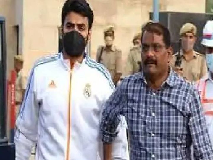 Abusive leader Shrikant Tyagi has got bail from the High Court. Tyagi gets bail in gangster case.