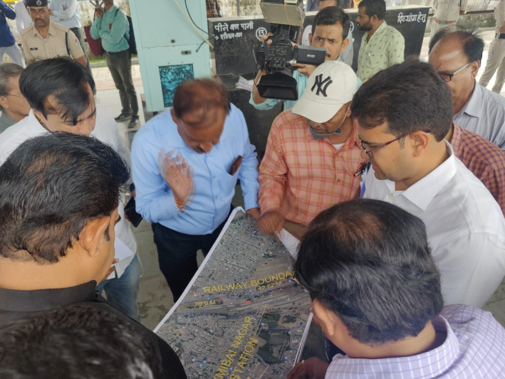 निरीक्षण के दौरान मैप देखते अधिकारी व सांसद।