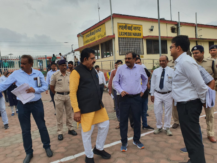 लक्ष्मीबाई नगर स्टेशन का किया निरीक्षण।