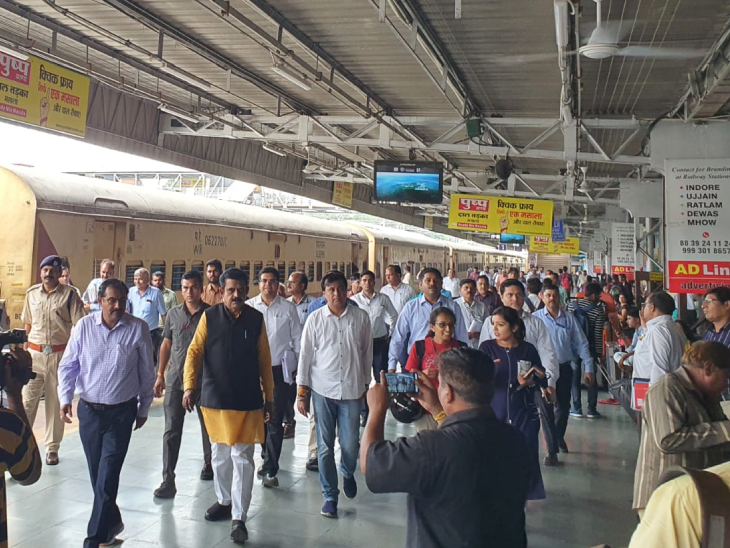इंदौर रेलवे स्टेशन का किया निरीक्षण।