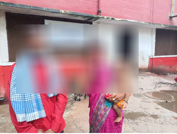 गैंगरेप पीड़िता ने बच्चे को जन्म दिया है। वह अभी कानपुर के हैलट अस्पताल में है। मां-बाप वहीं उसका इलाज करा रहे हैं।