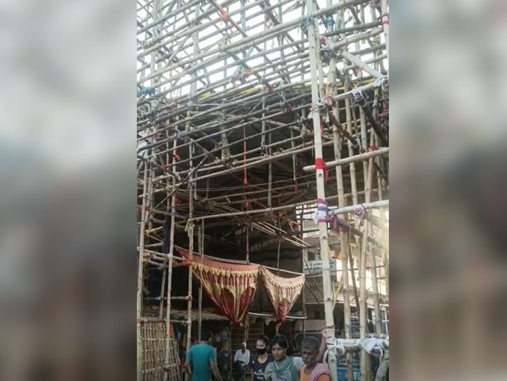 भव्य पंडाल का निर्माण कराने के लिए कोलकाता से कारीगर को बुलाया गया है।
