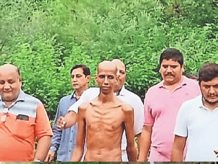 बावनगजा में अनुयायियों के साथ विहार करते मुनि संधान सागर महाराज। - Dainik Bhaskar