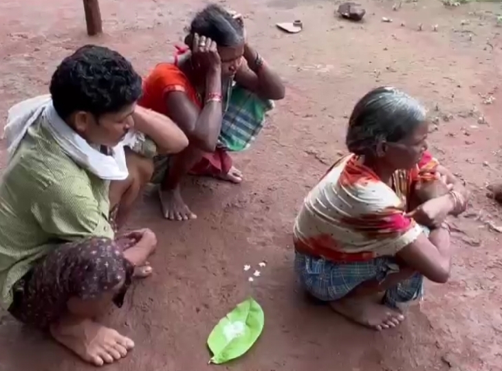 झाड़-फूंक करते सिरहा।