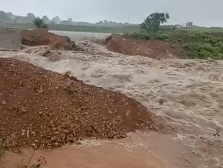 सकतपुर में बना तालाब पहली बारिश भी नहीं झेल सका।