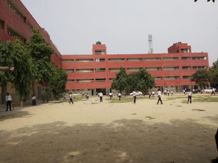 दिल्ली के मानसरोवर पार्क के सीनियर सेकेंडरी स्कूल में गेस्ट टीचर्स के नाम पर तीन लोगों को 4 लाख 21 हजार रुपए सैलरी दी गई थी।