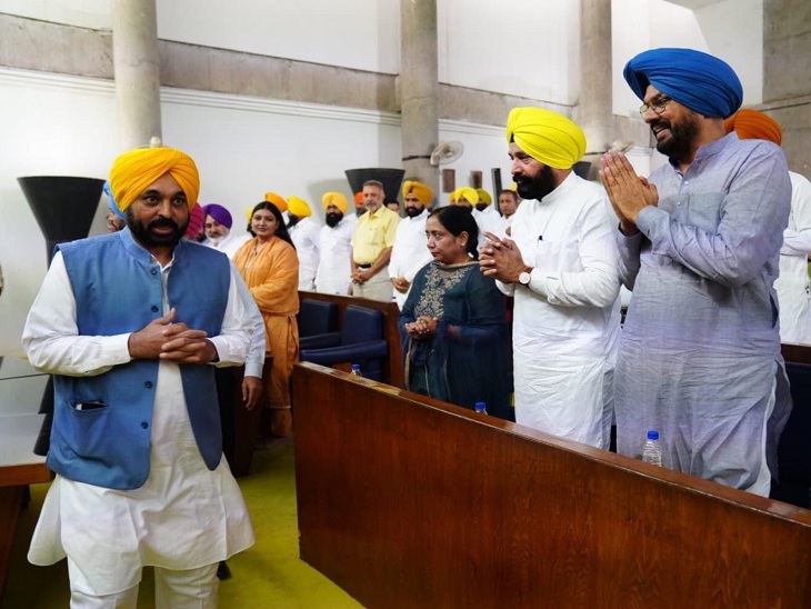 विधानसभा पहुंचे CM भगवंत मान स्वागत करते उनके विधायक।