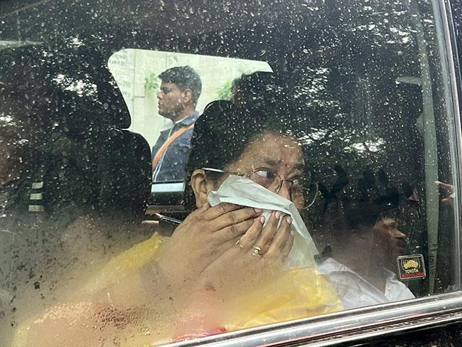 राजू के निधन से पत्नी शिखा टूट गईं हैं, आखिरी विदाई देने निगमबोध शमशान जा रही हैं।