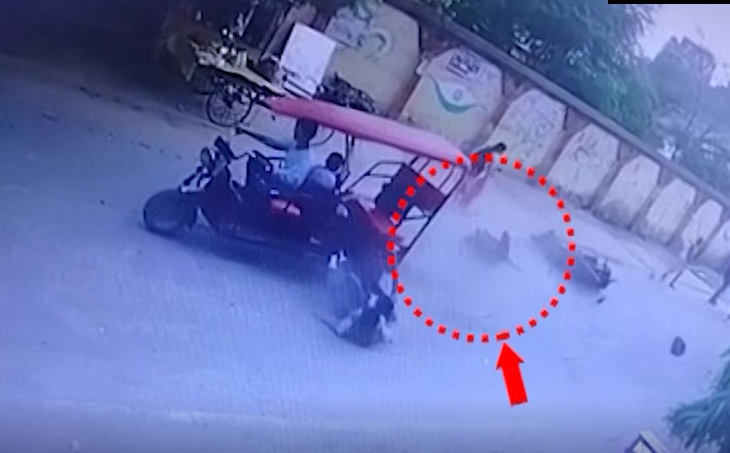 टक्कर के बाद बाइक सवार 30 मीटर दूर गिरा।