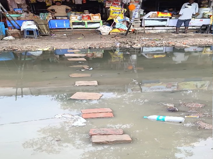 दुकानों के सामने भरा पानी