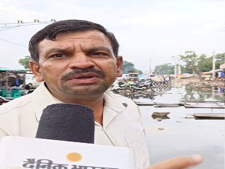 समस्या बताता दुकानदार