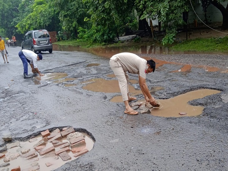 Large Negligence: The Municipal Company is doing the work of filling the potholes on the roads, the police, the company staff and officers usually are not seen