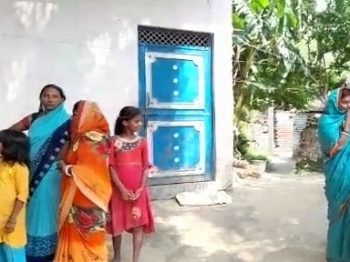 आरोपी के घर पर लोगों की भीड़।