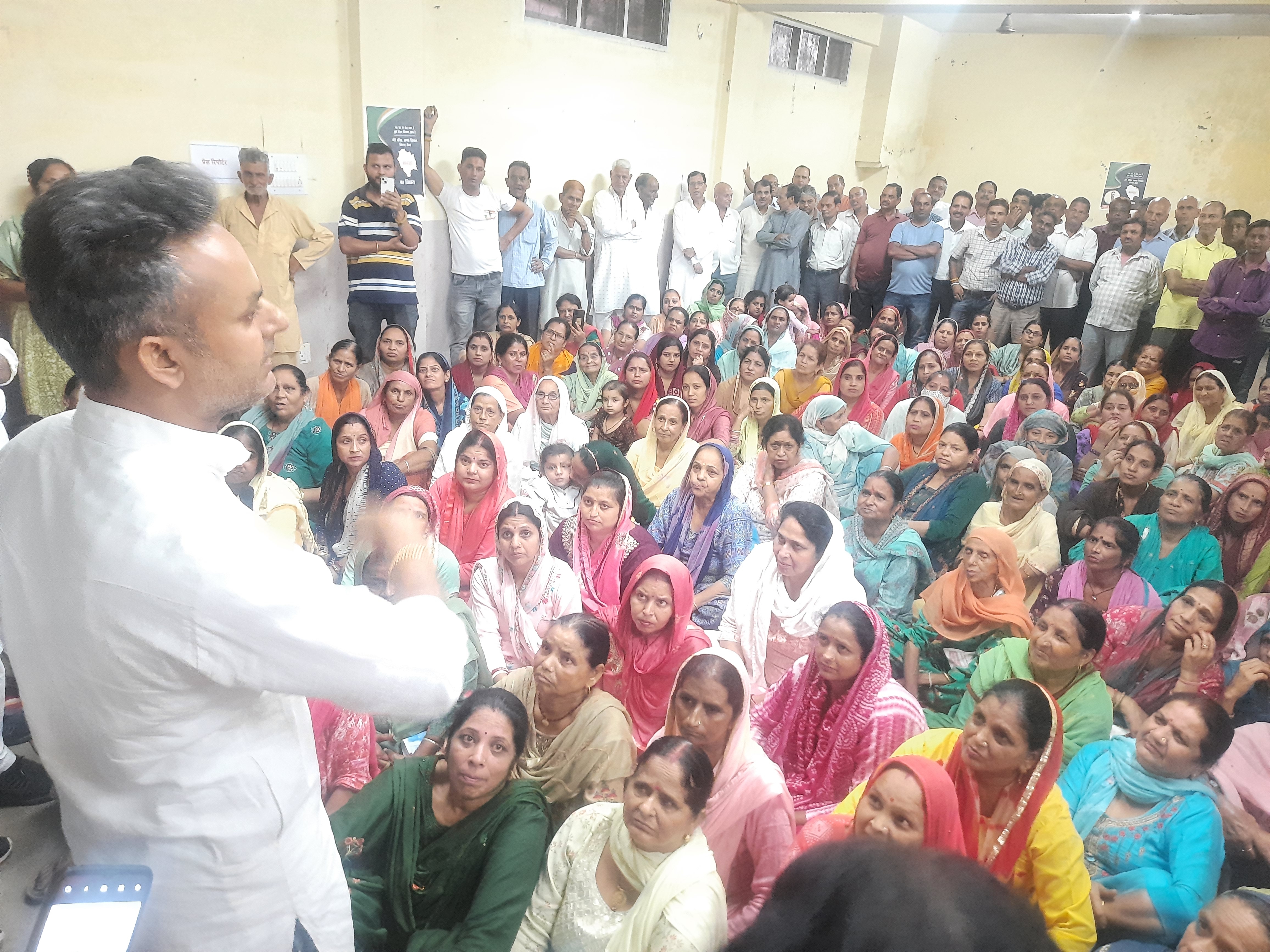 जनहित संगठन के अध्यक्ष अमित वर्मा बैठक में।