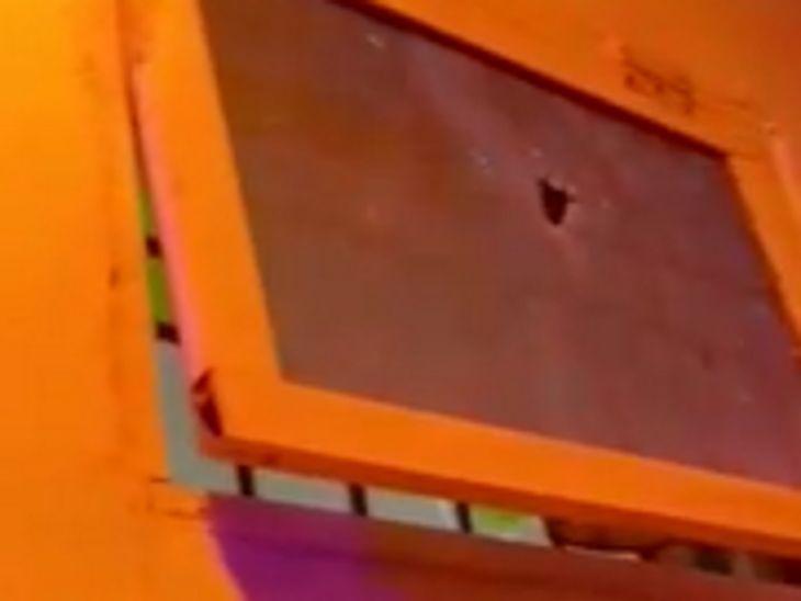The windows of the window were broken by the bullet. Glass shattered all over the house.