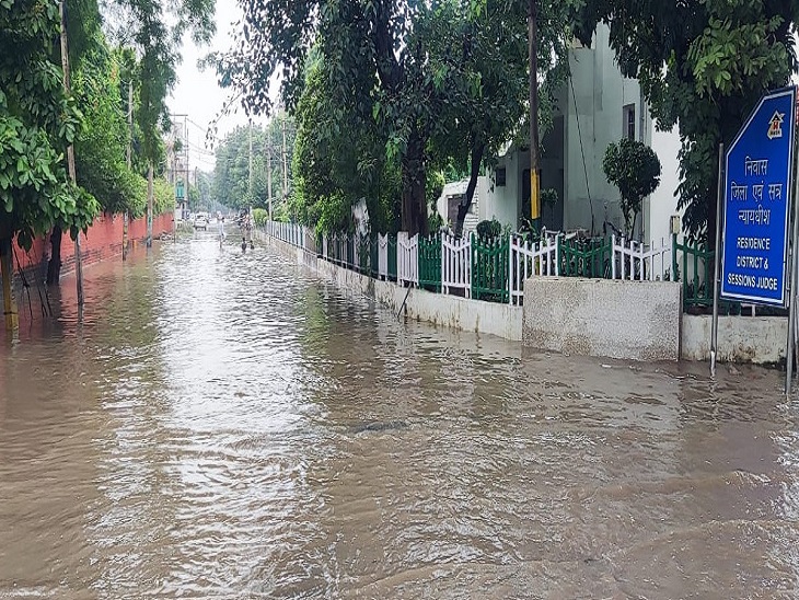 शहर का वीआईपी रोड कहा जाने वाला सेक्टर 15 रोड पर भरा पानाी। यहां डिवीजनल कमिश्नर से लेकर जिला एवं सत्र न्यायाधीश तक का है आवास। यहां भी शहर के अन्य हिस्से जैसे हालात।