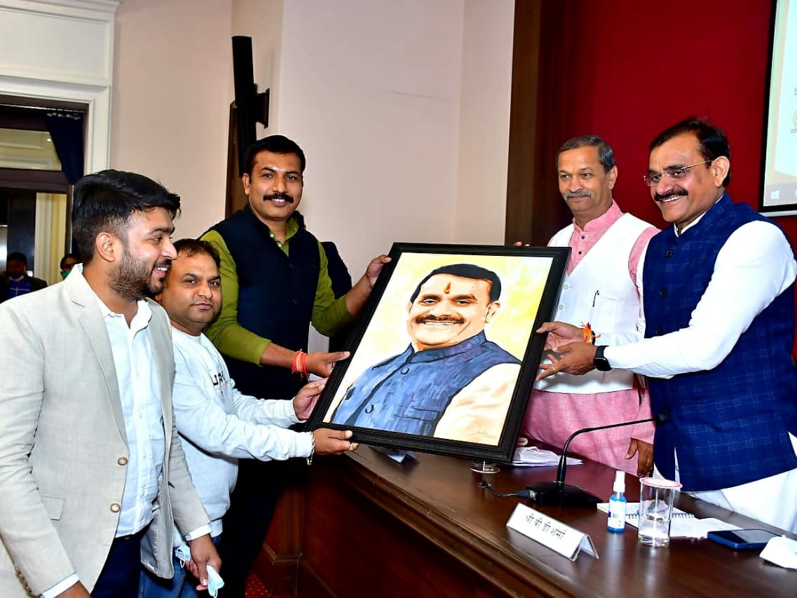 भाजपा प्रदेशाध्यक्ष वीडी शर्मा की पेंटिंग उन्हें भेंट करते हुए राजेश खरे।