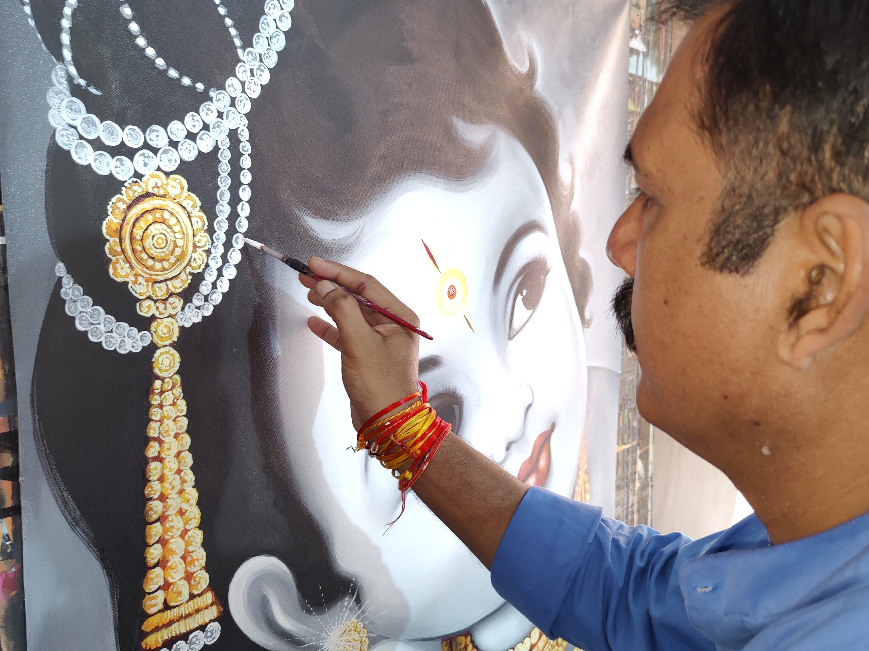 आर्टिस्ट राजेश को बचपन से ही पेंटिंग बनाने का शौक हैं।