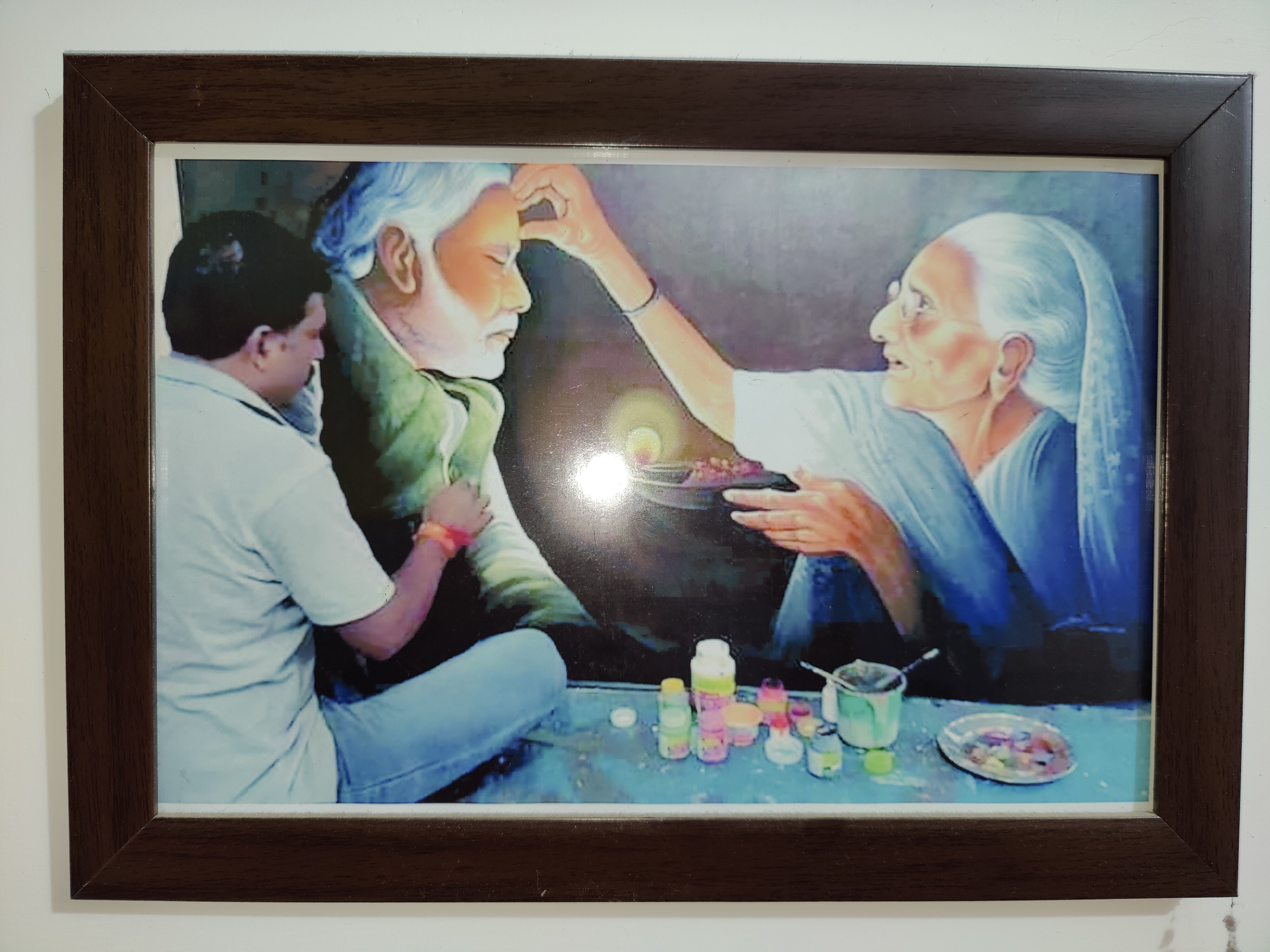 आर्टिस्ट राजेश खरे पीएम मोदी और उनकी मां की पेंटिंग बनाते हुए।