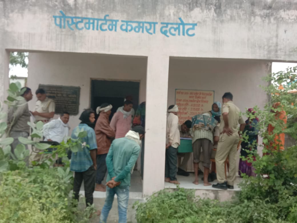 पोस्टमार्टम हाउस के बाहर शवों के लेने के लिए मौजूद परिजन।