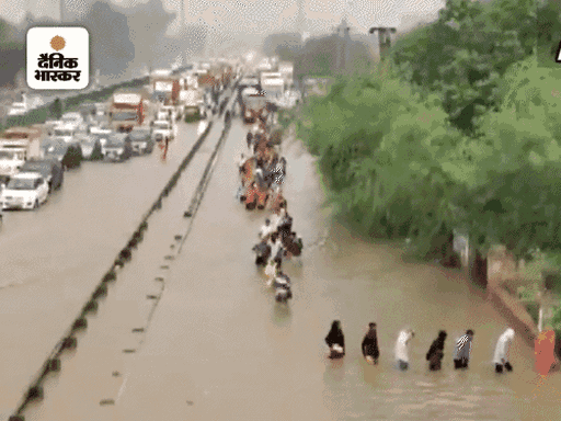 Roads in Gurugram were jammed due to flooded water.  In the evening, people had a lot of difficulty in reaching home from office.