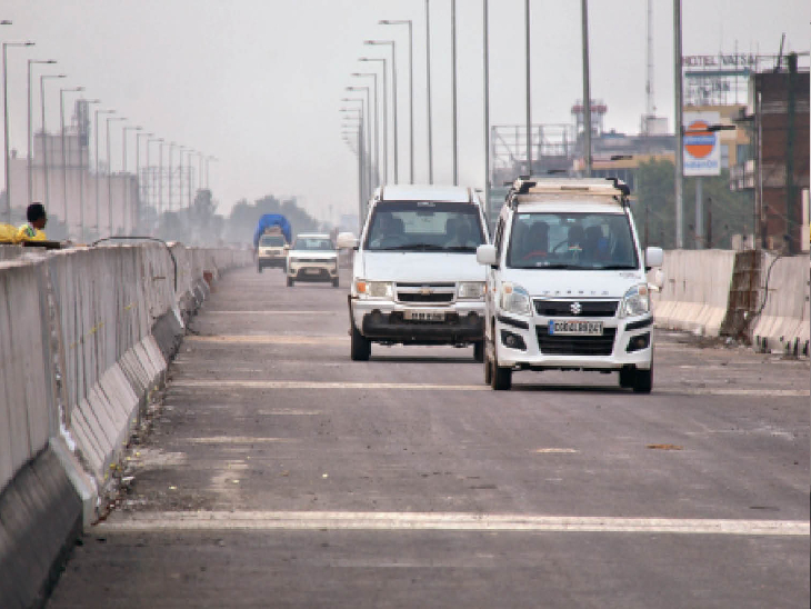 गुरुवार को शाम करीब 4 बजे एनएचएआई और स्थानीय प्रशासनिक अधिकारियों ने ब्रिज पर वाहनों की आवाजाही का ट्रायल लिया। करीब दो घंटे तक वाहनों को गुजारा गया। - Dainik Bhaskar