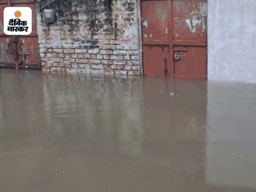 फिरोजाबाद में पानी भरने से लोग अपने घर छोड़ कर दूसरी जगह चले गए हैं।