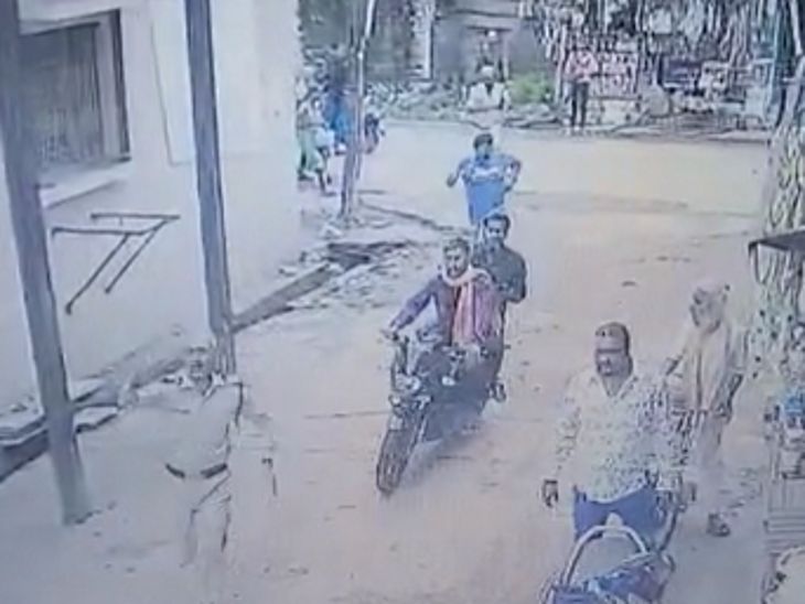 आरोपी का पीछा करते हुए भाग रहा पुलिसकर्मी।