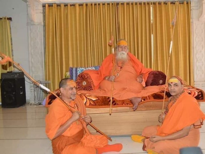 जगद्गुरु शंकराचार्य स्वामी स्वरूपानंद सरस्वती के साथ स्वामी सदानंद जी महाराज एवं स्वामी अविमुक्तेश्वरानंद जी महाराज। (फाइल फोटो)