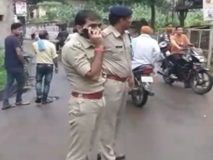 पुलिस कस्टडी से आरोपी के भागने के बाद उसे शहर में तलाश करती हुई पुलिस।