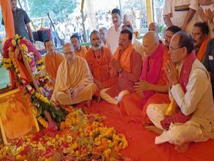 श्रद्धांजलि सभा में शामिल होने सीएम शिवराज चौहान नरसिंहपुर पहुंचे थे।