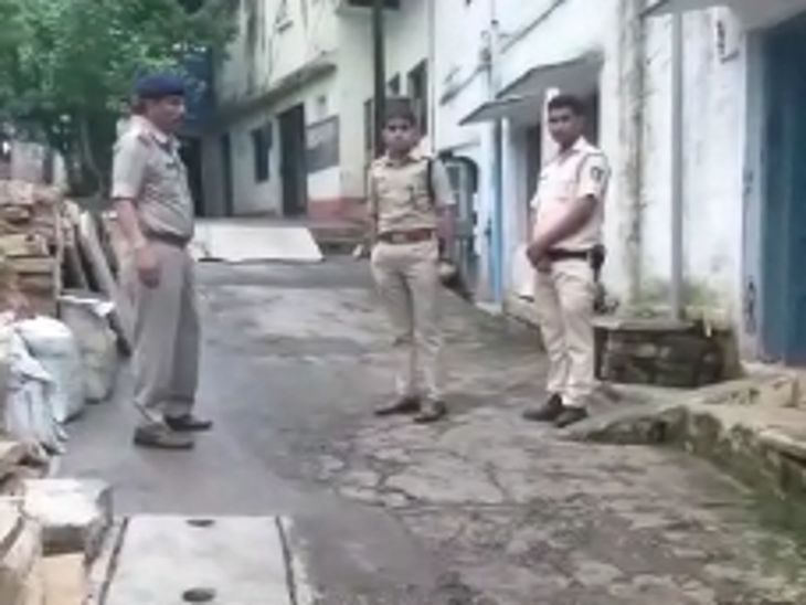 पुलिस ने आसपास के इलाकों में सर्चिंग अभियान चलाया, लेकिन आरोपी नहीं पकड़ाया।