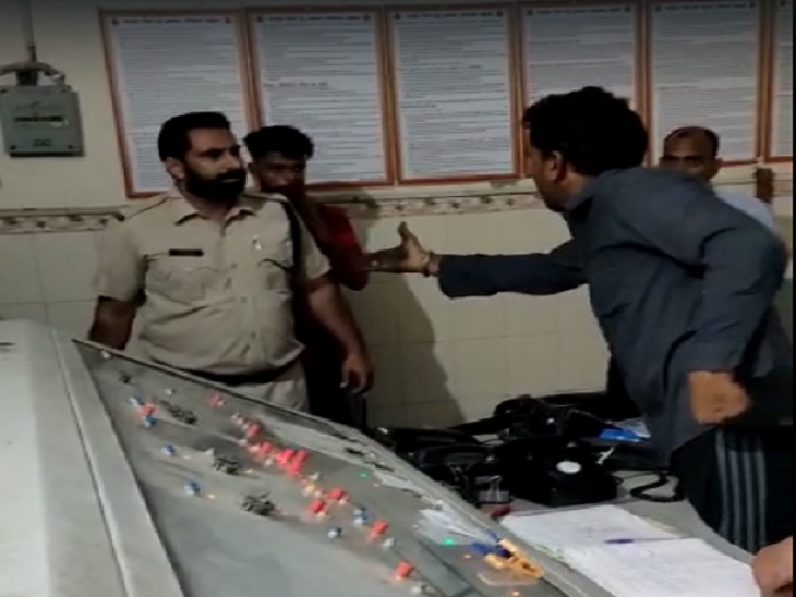RPF कर्मचारी से बहसबाजी करता पुआइंट मेन।