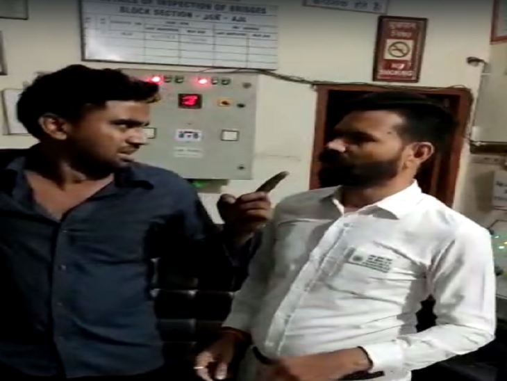 स्टेशन मास्टर से बहसबाजी करते पॉइंट मैन।