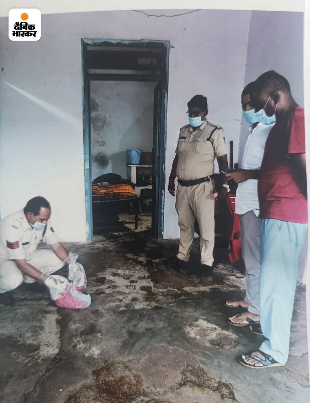 16 सितंबर को शव पर मिले कपड़े से पहचान करते तहसीलदार नरेंद्र ठाकुर के परिजन।