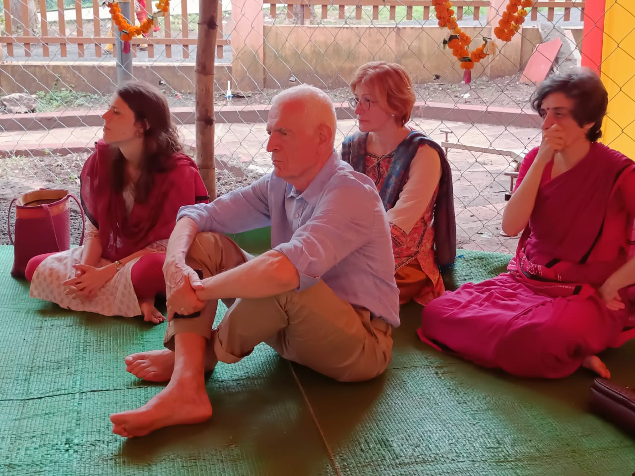 जगतगुरु शंकराचार्य स्वामी स्वरूपानंद सरस्वती के विदेशी भक्त भी श्रद्धांजलि सभा में शामिल हुए।